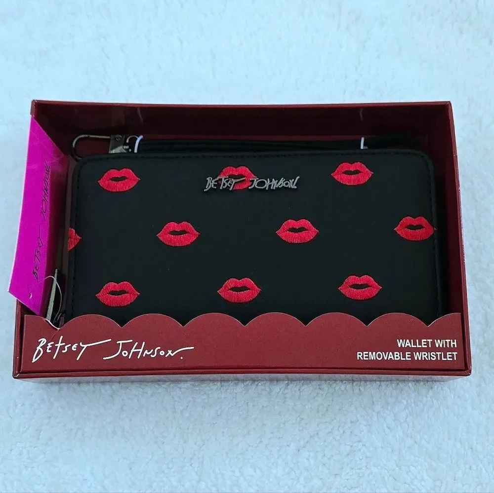 Betsey Johnson Embroidered🪡 Red Lips💋 Zip Around Wristlet - NIB